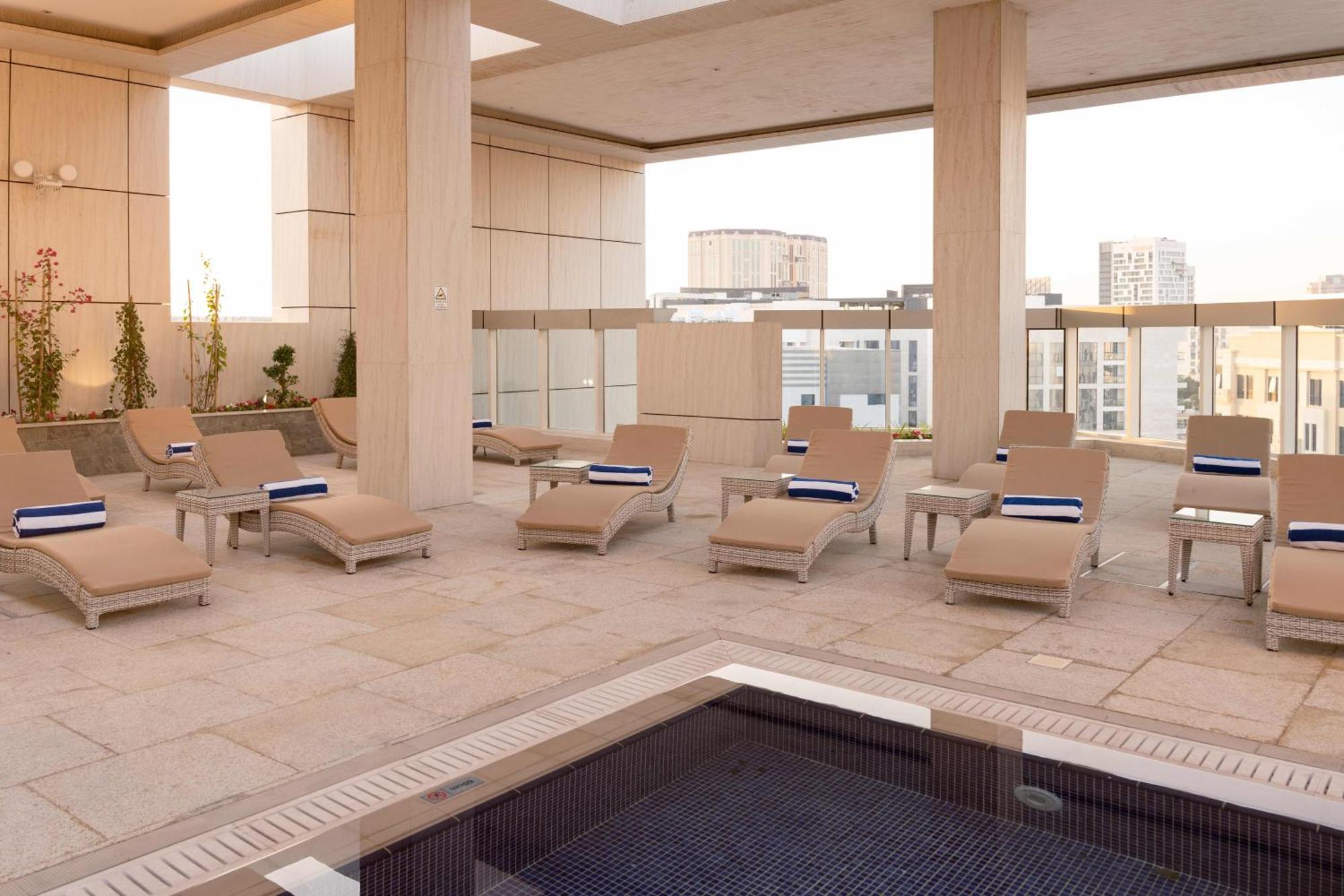 Millennium Place Доха Экстерьер фото The rooftop pool at the Four Seasons Hotel