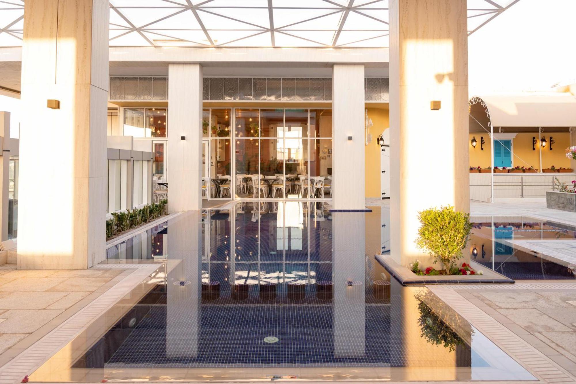 Millennium Place Доха Экстерьер фото The fountain at the entrance of the hotel